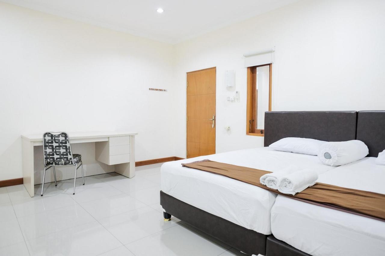 wisma delapan RedPartner Yakarta Exterior foto
